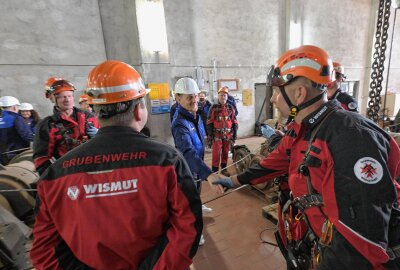 Wismut-Schacht 371: Rundgang und Einblicke in die Sanierungsarbeiten - Die Grubenwehr hat eine Abseilübung im Maschinenhaus gezeigt - Ministerpräsident Michael Kretschmer (Mitte) dank den Einsatzkräften. Foto: Ralf Wendland