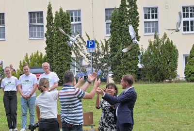 Wismut-Schacht 371: Rundgang und Einblicke in die Sanierungsarbeiten - Mit Unterstützung des Brieftaubenzuchtvereins Zwönitz "Gut Flug" hat man Tauben aufsteigen lassen. Foto: Ralf Wendland