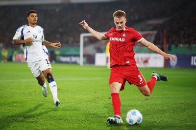 "Wissen, wie geil das ist": Erinnerungen treiben Freiburg an - Philipp Lienhart (r.) und der SC Freiburg stehen im Achtelfinale des DFB-Pokals.