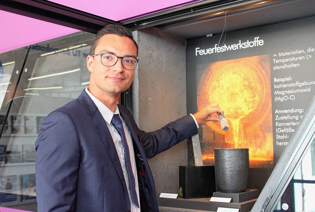 Wissenschaftlicher Nachwuchs zeigt Forschung: Vitrinen in terra mineralia Freiberg neu gestaltet - Doktorand Alexander Schramm zeigt einen Feuerfest-Werkstoff, der bei Ausmauerungen in der Stahlproduktion zum Einsatz kommt. Foto: TU Bergakademie Freiberg