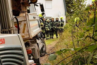 Wittgensdorf: LKW-Fahrer verliert Kontrolle und rutscht Abhang hinab - LKW rutschte ab. Foto: ChemPic