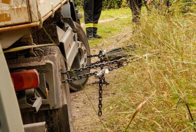 Wittgensdorf: LKW-Fahrer verliert Kontrolle und rutscht Abhang hinab - LKW rutschte ab. Foto: ChemPic