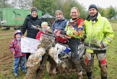 Witzschdorf: 18-Jährige sorgt bei Motorradbiathlon-DM für Premiere - Damen-Siegerin Lisa Richter wurde von Familienangehörigen und von Kai Fröhner angefeuert und betreut. Foto: Andreas Bauer