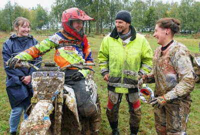 Witzschdorf: 18-Jährige sorgt bei Motorradbiathlon-DM für Premiere - Damen-Siegerin Lisa Richter (links) im Gespräch mit Gaststarterin Lucy Glöckner. Foto: Andreas Bauer