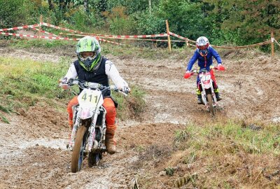 Witzschdorf: 18-Jährige sorgt bei Motorradbiathlon-DM für Premiere - Die Bedingungen verlangten den 120 Teilnehmern alles ab. Foto: Andreas Bauer