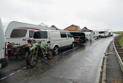 Witzschdorf: 18-Jährige sorgt bei Motorradbiathlon-DM für Premiere - Für zwei Tage wurde die gesperrte Straße am Witzschdorfer Steinbruch zum Fahrerlager. Foto: Andreas Bauer