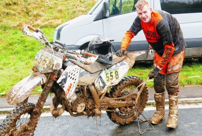 Witzschdorf: 18-Jährige sorgt bei Motorradbiathlon-DM für Premiere - Nach Zielankunft war eine intensive Reinigung der Maschinen erforderlich. Foto: Andreas Bauer