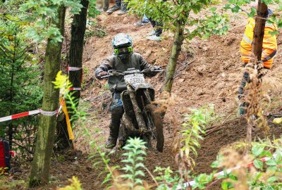 Witzschdorf: 18-Jährige sorgt bei Motorradbiathlon-DM für Premiere - Die Fünf-Kilometer-Runde führte über Wiesen-,Feld- und Waldabschnitte. Foto: Andreas Bauer