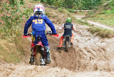 Witzschdorf: 18-Jährige sorgt bei Motorradbiathlon-DM für Premiere - Auch auf die Jüngsten wartete eine extrem schlammige Strecke. Foto: Andreas Bauer