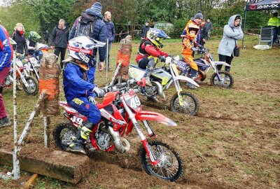 Witzschdorf: 18-Jährige sorgt bei Motorradbiathlon-DM für Premiere - Hier machen sich die Nachwuchsfahrer für den Start bereit. Foto: Andreas Bauer