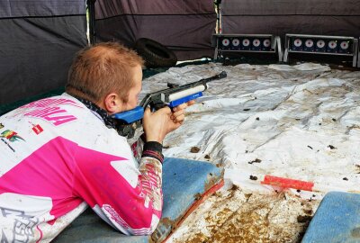 Witzschdorf: 18-Jährige sorgt bei Motorradbiathlon-DM für Premiere - Am Schießstand wurde mit einem Lasergewehr geschossen. Foto: Andreas Bauer