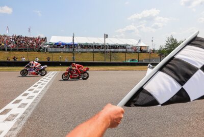 WM-Stopp mit Spektakel-Garantie: Sachsenring bereit für die Neuauflage des Ducati-Duells - Vergangenes Jahr erlebten die Zuschauer am Sachsenring ein hochspannendes Rennen. Foto: Adac/HochZwei