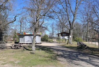 Wo das BLICK.de-Capy wohnt: Buntes Familienosterfest im Tierpark Hirschfeld - Das Karussell fürs Familienosterfest ist bereits aufgebaut. Foto: Ramona Schwabe