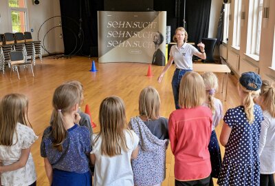 Wo Kinder im Erzgebirge in den Ferien Spaß haben und etwas Lernen können - Luisa Heilmann, vom Team der KohleWelt (vorn) mit Kindern am Saurier-Parcours. Foto: Ralf Wendland