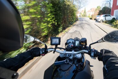 Wobble: Was tun bei Lenkerflattern auf dem Motorrad? - Wenn das Lenkrad flattert: Das Schwingen der Vorderradgabel beim Motorradfahren ist in der Regel ungefährlich, solange der Lenker festgehalten wird.