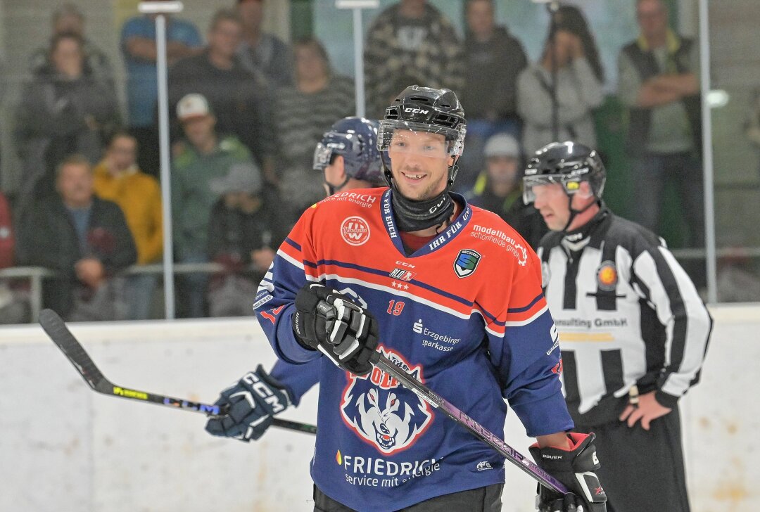 Wölfe haben "Käpt'n Kili" verabschiedet - Für Kapitän Killian Glück war der Test gegen den EV Pegnitz das Abschiedsspiel. Foto: Ramona Schwabe