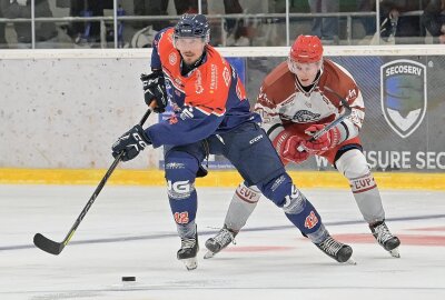 Wölfe haben "Käpt'n Kili" verabschiedet - Das Spiel gegen die vom Gäste EV Pegnitz haben die Schönheider siegreich gestalten können - im Bild der Schönheider Florian Heinz. Foto: Ramona Schwabe