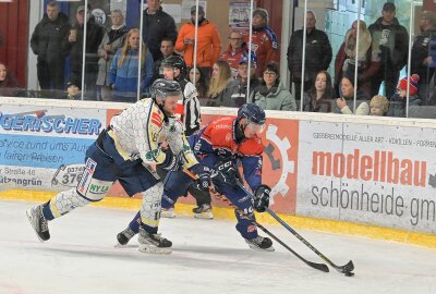 Wölfe starten mit 11:1-Sieg in die Saison - Die Schönheider Wölfe - im Bild rechts Florian Richter - haben gegen Niesky einen klaren Sieg eingefahren. Foto: Ramona Schwabe