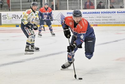 Wölfe starten mit 11:1-Sieg in die Saison - Die Schönheider Wölfe - im Bild vorn Tomas Rubes - haben gegen Niesky einen klaren Sieg eingefahren. Foto: Ramona Schwabe