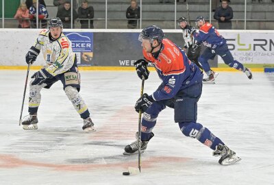 Wölfe starten mit 11:1-Sieg in die Saison - Die Schönheider Wölfe - im Bild vorn Yannick Löhmer - haben gegen Niesky einen klaren Sieg eingefahren. Foto: Ramona Schwabe