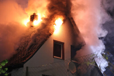 Wohnhaus steht lichterloh in Flammen: Eine Verletzte - Am späten Sonntagabend kam es zu einem Wohnhausbrand in Tharandt. Foto: Roland Halkasch