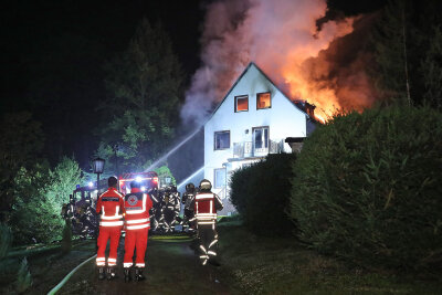 Wohnhaus steht lichterloh in Flammen: Eine Verletzte - Am späten Sonntagabend kam es zu einem Wohnhausbrand in Tharandt. Foto: Roland Halkasch