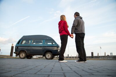 Wohnmobil: selbst ausbauen statt teuer kaufen - Es ist vollbracht: Mit Stolz und mit Spaß aufs Ergebnis blicken, Teamarbeit hilft beim Wohnmobilbau in Eigenregie - genauso wie das Berücksichtigen des ein oder anderen Profitipps.