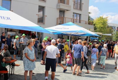 Wohnprojekt "Freiberger Garten" am 15. August offiziell eingeweiht - Viele Freiberger sind zur Eröffnung des Freiberger Gartens gekommen. Foto: Renate Fischer