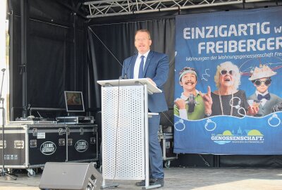 Wohnprojekt "Freiberger Garten" am 15. August offiziell eingeweiht - Oberbürgermeister Sven Krüger bein seinem Grußwort. Foto: Renate Fischer