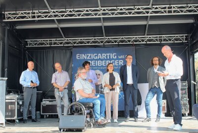 Wohnprojekt "Freiberger Garten" am 15. August offiziell eingeweiht - Thomas Buckreus-Vorstandsvorsitzender- Dank an Verantwortliche, re.-Thomas Sitte, Jörg Woidniok,, Jürg Kriesten, Mirijam Philipp, Barbara Meyer, Daniel Günther-HypoVereinsbank AG in Freiberg und Martin Seltmann-Baubürgermeister. Foto: Renate Fischer