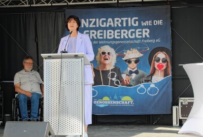 Wohnprojekt "Freiberger Garten" am 15. August offiziell eingeweiht - Mirjam Philipp - Vorstand Interessenbereich-Verband Sächsischer Wohnungsgenossenschaften bei ihrer Grußrede. Foto: Renate Fischer