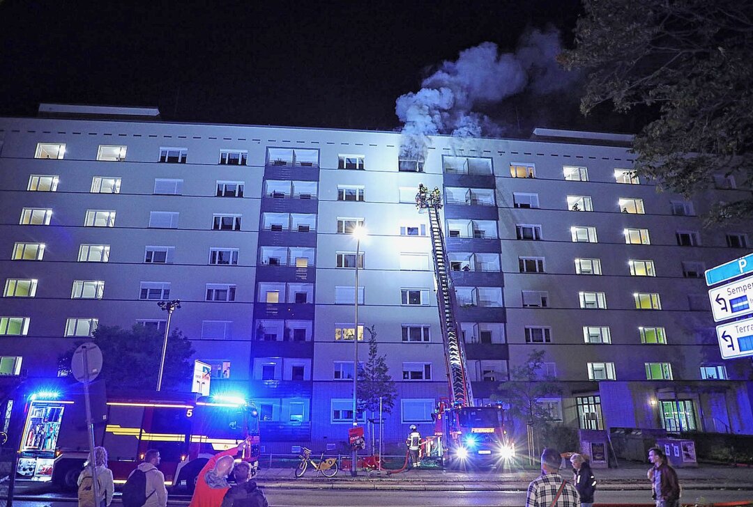 Wohnungsbrand im 8.Stock: Eine schwer verletzte Person in Dresden - Wohnungsbrand im 8.Stock. Die Feuerwehr im Einsatz. Foto: Roland Halkasch