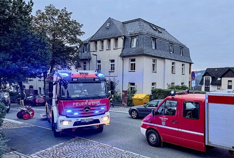 Wohnungsbrand in Aue: Feuerwehren im Einsatz - Wohnungsbrand-Alarm in Aue: Feuerwehrkräfte vor Ort in der Bergmannstraße. Foto: Daniel Unger