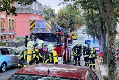 Wohnungsbrand in Aue: Feuerwehren im Einsatz - Wohnungsbrand-Alarm in Aue: Feuerwehrkräfte vor Ort in der Bergmannstraße. Foto: Daniel Unger