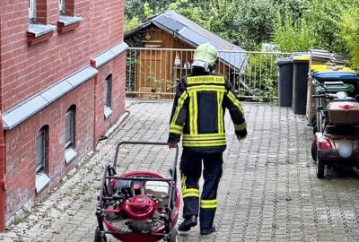 Wohnungsbrand in Aue: Feuerwehren im Einsatz - Feuerwehrleute lüften die Wohnung nach angebranntem Toast. Foto: Daniel Unger