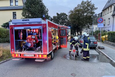 Wohnungsbrand in Aue: Feuerwehren im Einsatz - Feuerwehrleute lüften die Wohnung nach angebranntem Toast. Foto: Daniel Unger