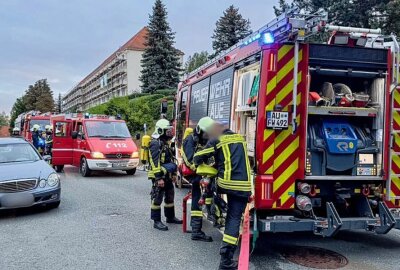 Wohnungsbrand in Aue: Feuerwehren im Einsatz - Wohnungsbrand-Alarm in Aue: Feuerwehrkräfte vor Ort in der Bergmannstraße. Foto: Daniel Unger