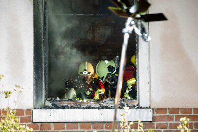 Wohnungsbrand in Mehrfamilienhaus: Feuerwehr rettet Menschen und Tiere - Wohnungsbrand in Zittau: Feuerwehr rettet Menschen und Tiere.