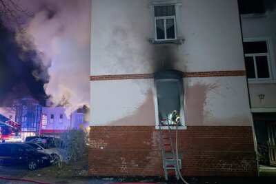 Wohnungsbrand in Mehrfamilienhaus: Feuerwehr rettet Menschen und Tiere - Wohnungsbrand in Zittau: Feuerwehr rettet Menschen und Tiere.