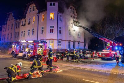 Wohnungsbrand in Mehrfamilienhaus: Feuerwehr rettet Menschen und Tiere - Großaufgebot von Feuerwehr und Rettungsdienst bei nächtlichem Einsatz.