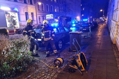 Wohnungsbrand: Mieterin schmeißt brennende Gegenstände aus dem Fenster - Feuerwehreinsatz wegen einem Brand in einer Wohnung. Foto: Harry Härtel