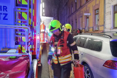 Wohnungsbrand: Mieterin schmeißt brennende Gegenstände aus dem Fenster - Feuerwehreinsatz wegen einem Brand in einer Wohnung. Foto: Harry Härtel