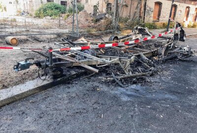 Wohnwagen steht in Flammen: Feuerwehr kann Totalschaden nicht verhindern - In Görlitz geht ein Wohnwagen in Flammen auf. Polizei ermittelt wegen Brandstiftung. Foto: xcitepress