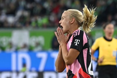 Wolfsburg überrumpelt FC Bayern dank "Überraschungseffekt" - Pernille Harder vergibt für die Münchnerinnen in der Schlussphase die beste Chance auf ein Tor.