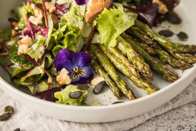 Womit sich Spargel besonders gut kombinieren lässt - Spargelsalat ist nicht nur sehr schmackhaft sondern auch äußerst gesund.