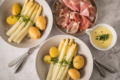 Womit sich Spargel besonders gut kombinieren lässt - Spargel mit Schinken passt als Beilage oder kleiner Snack am Abend.