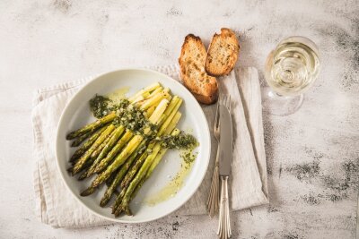 Womit sich Spargel besonders gut kombinieren lässt - Frühlingskräuter passen prima zu grünem Spargel.