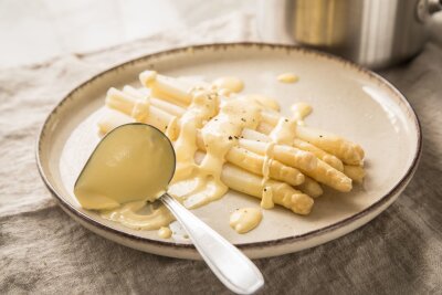 Womit sich Spargel besonders gut kombinieren lässt - Zur Spargelzeit muss dieser Klassiker unbedingt her: Weißer Spargel mit einer selbstgemachten Sauce Hollandaise.