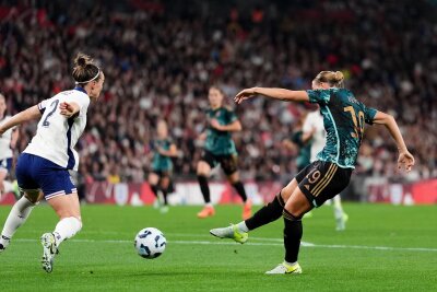 Wück feiert Debüt-Sieg dank furioser Anfangsphase - Klara Bühl zieht zum 3:0 ab.