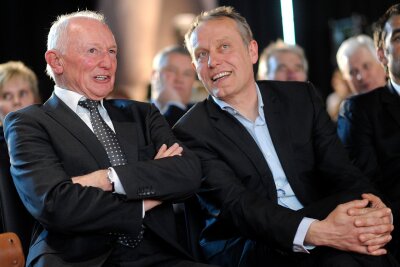 Wücks Ahnen beim DFB: Nur Start-Siege und ein Wechsel-Rekord - Gero Bisanz (l), hier mit Ex-Freiburg-Trainer Christian Streich, war der erste Bundestrainer der deutschen Fußballerinnen.